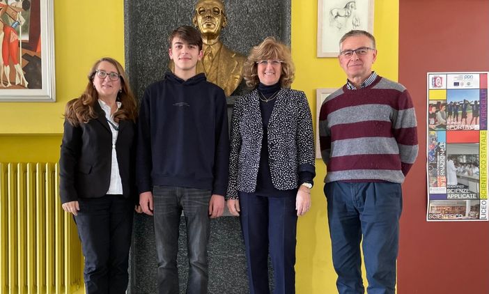 Davide Petrini con la dirigente scolastica Cristina Trotta e i docenti Oriana Banchini e Giovanni Bosco