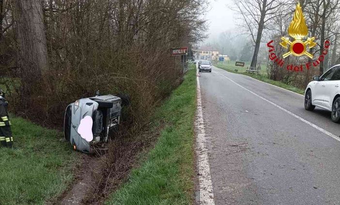 Auto a GPL si ribalta e finisce fuori strada: momenti di paura a Robella