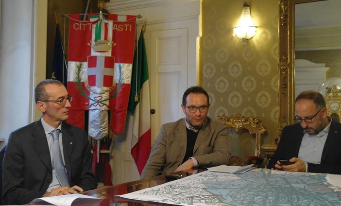 L'assore Berzano ritratto con il vice sindaco Coppo e il sindaco Rasero nel corso della conferenza stampa, del settembre scorso, relativa la "domenica a piedi"