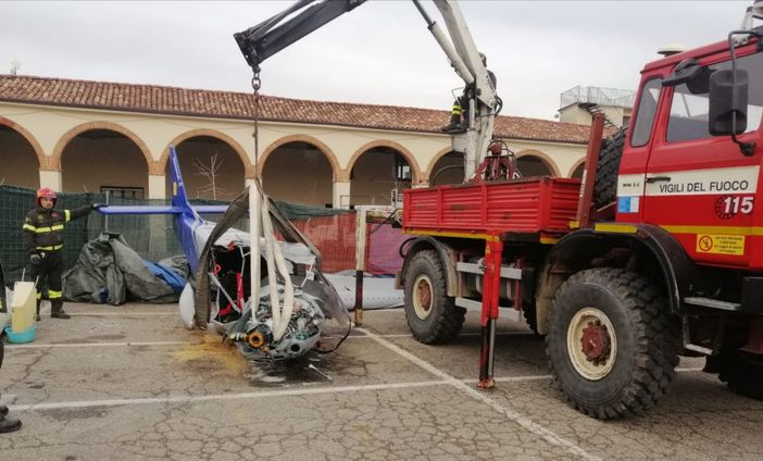 A Moncalvo si lavora per rimuovere l'ultraleggero precipitato in piazza  sabato scorso