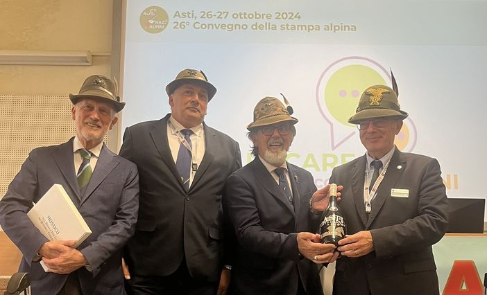 Da sinistra il vice presidente vicario ANA nazionale Carlo Balestra, il vice presidente vicario della Sezione ANA di Asti Massimo Lavagnino con il direttore di Penne Nere Astigiane Giorgio Gianuzzi e il direttore de l’Alpino Massimo Cortesi. Da sinistra il vice presidente vicario ANA nazionale Carlo Balestra, il vice presidente vicario della Sezione ANA di Asti Massimo Lavagnino con il direttore di Penne Nere Astigiane Giorgio Gianuzzi e il direttore de l’Alpino Massimo Cortesi.