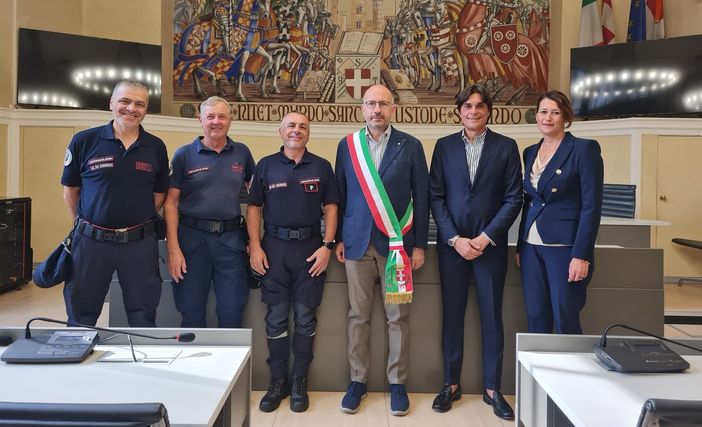 Il Sindaco Rasero, l’assessore Bovino, la consigliera Biglia ed alcuni volontari Il Sindaco Rasero, l’assessore Bovino, la consigliera Biglia ed alcuni volontari