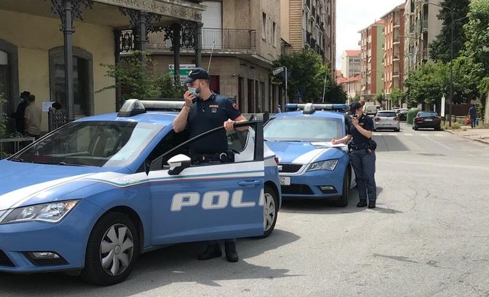 Agenti delle Volanti impegnati in un'attività di controllo in corso Matteotti Agenti delle Volanti impegnati in un'attività di controllo in corso Matteotti