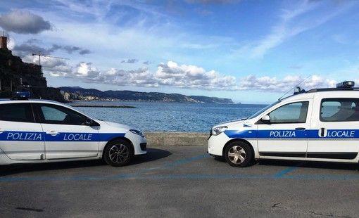 Turista astigiana in vacanza danneggia il chiosco di un bar a Ceriale