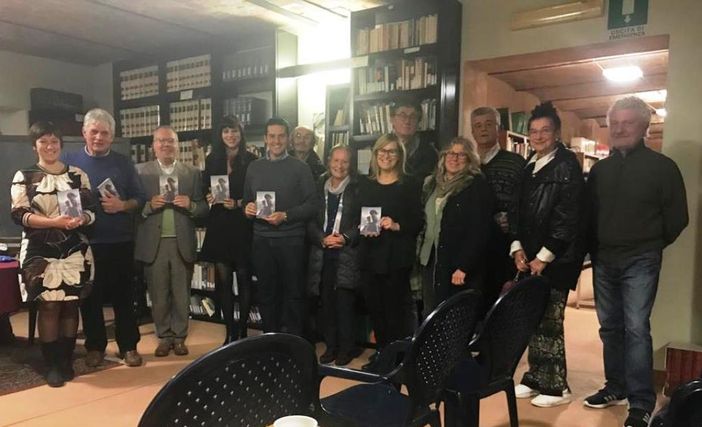 Gli autori locali si presentano a Castelnuovo Belbo. Sabato 7 dicembre è stato il momento di Manola Aramini Gli autori locali si presentano a Castelnuovo Belbo. Sabato 7 dicembre è stato il momento di Manola Aramini