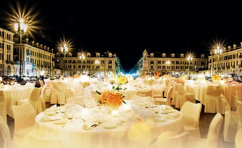 Al via le prenotazioni per un posto a tavola nel grande dehor de “Il Salotto delle Stelle” di Cuneo Al via le prenotazioni per un posto a tavola nel grande dehor de “Il Salotto delle Stelle” di Cuneo