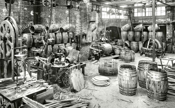 Fabbrica di botti di Asti ad inizio Novecento, ripresa da Umberto Eclesia Fabbrica di botti di Asti ad inizio Novecento, ripresa da Umberto Eclesia
