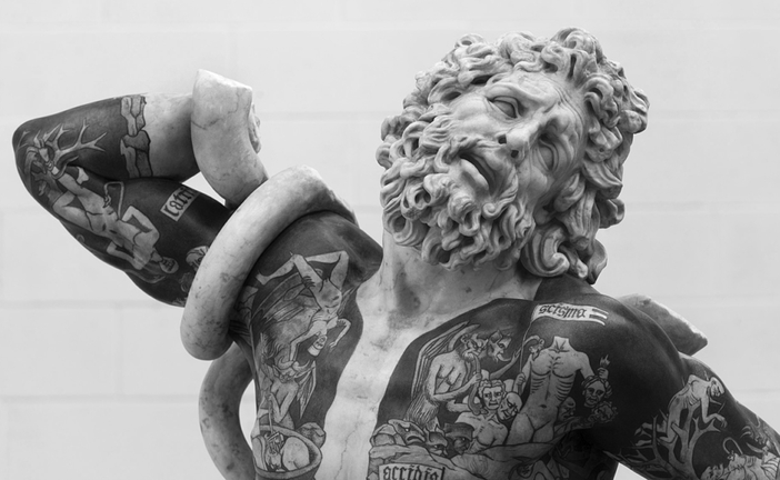 Una delle scuture di Fabio Viale, fotografata da Enzo Isaia