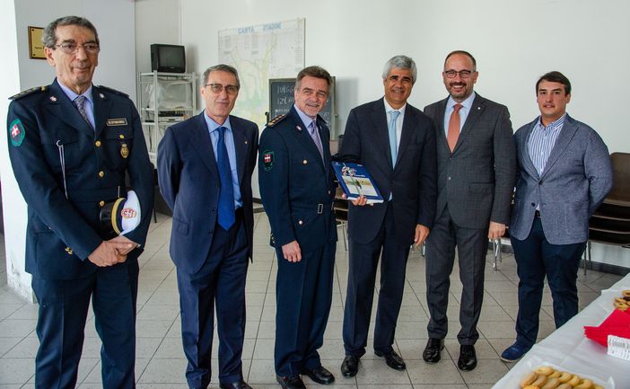 Il dott. Terribile ritratto tra il comandante Saracco e il sindaco Rasero. Alla sinistra di quest'ultimo, l'assessore Marco Bona