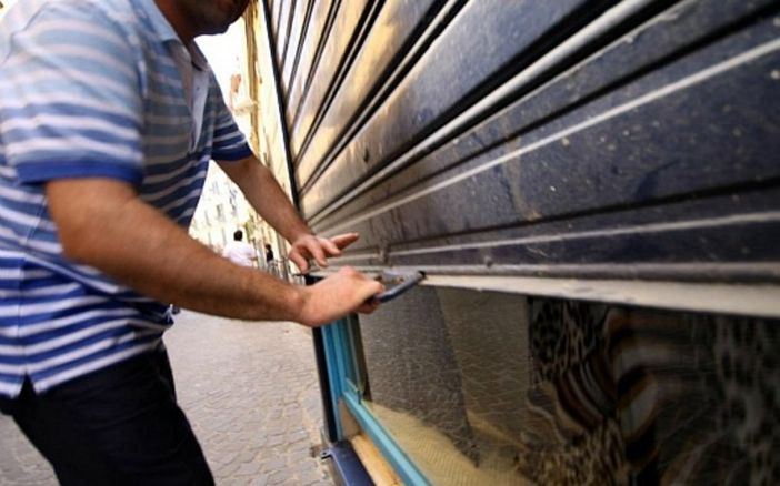 Chiusi per incidente stradale, infortunio e malattia: in via Morelli il “triangolo delle Bermude” del commercio