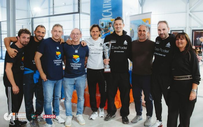 Commissione Tecnica Nazionale del Padel CSI formata da due astigiani, ovvero il Responsabile Luca Carbone e l’assistente Francesco Pellitteri, insieme al vice Responsabile Riccardo Bigi di Terni e al Coordinatore Nazionale CSI dell’Area Sviluppo, promozione sportiva e formazione Beppe Basso premiano con la medaglia d’argento Pro i ragazzi dello Zoo Padel di Cuneo insieme all’assessore allo sport della Città di Terni Marco Schenardi e alla presidenta del CSI di Terni Raffaela Sabatini.