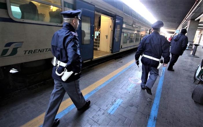 Agenti Polizia Ferroviaria in stazione Agenti Polizia Ferroviaria in stazione