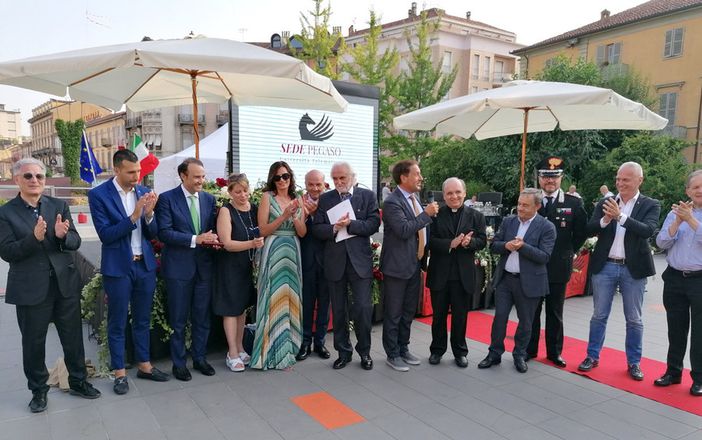 Foto di gruppo per vertici Pegaso e autorità al termine dell'evento di sabato in piazza Ferrero Foto di gruppo per vertici Pegaso e autorità al termine dell'evento di sabato in piazza Ferrero