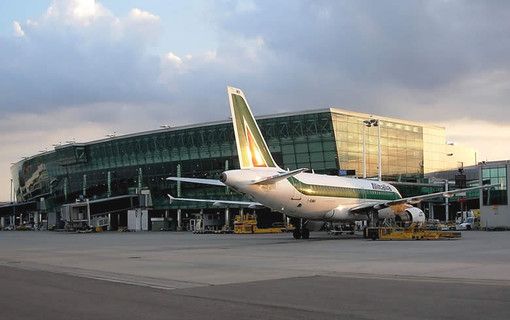 Fermato all'aeroporto di Caselle con un vero tesoro nelle tasche: 50enne astigiano nei guai