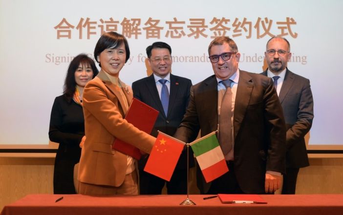 Due immagini (la seconda a fine articolo) relative la firma del protocollo d'intesa tra la Camera di Commercio AL-AT e quella cinese in Italia Due immagini (la seconda a fine articolo) relative la firma del protocollo d'intesa tra la Camera di Commercio AL-AT e quella cinese in Italia