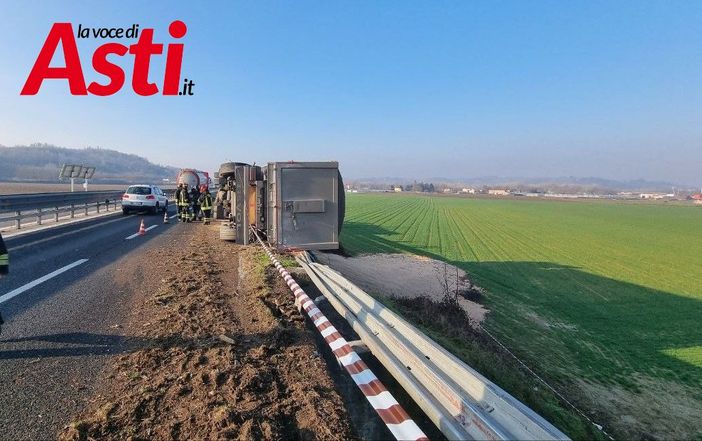 Disagi sulla tangenziale di Asti per un autoarticolato ribaltato Disagi sulla tangenziale di Asti per un autoarticolato ribaltato