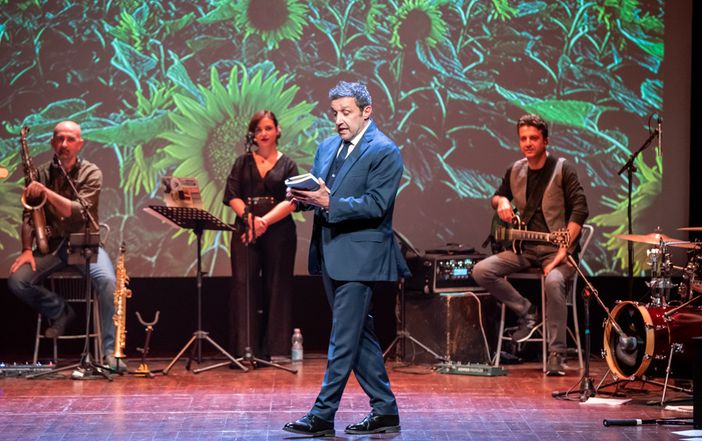 Questa sera Flavio Insinna racconta la sua felicità al Teatro Alfieri di Asti