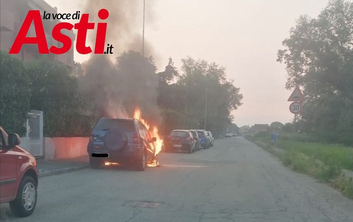 Asti: auto in fiamme, all'alba, in via Badalin