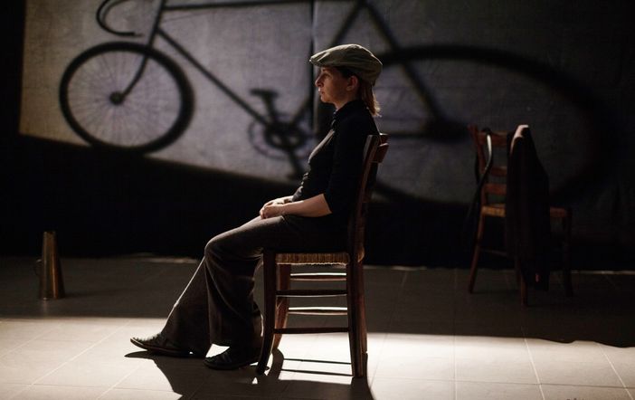 Giovedì il ricordo del grande Bartali scende dalla bici e sale in scena a Calosso