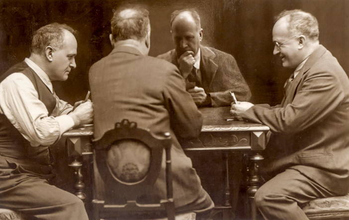 Fotomontaggio con autoritratti di Arturo Rocca che gioca a carte con se stesso