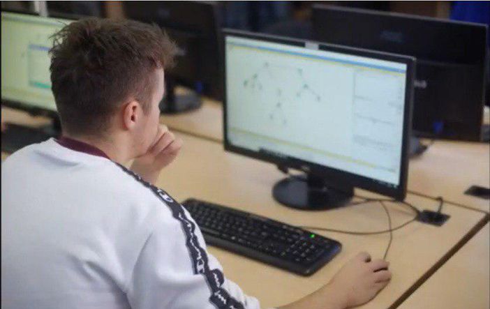 "Ne usciremo presto, migliori di prima": prof e alunni insieme per un videomessaggio. La scuola c'è e non si ferma  (VIDEO) "Ne usciremo presto, migliori di prima": prof e alunni insieme per un videomessaggio. La scuola c'è e non si ferma  (VIDEO)