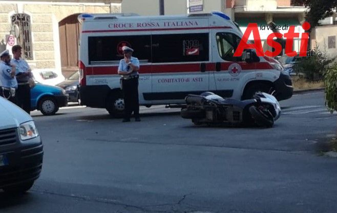 Scooter gira in viale alla Vittoria, viene urtato e cade a terra