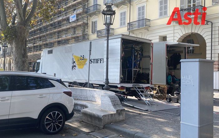 I camion in piazza Alfieri durante le riprese di ieri