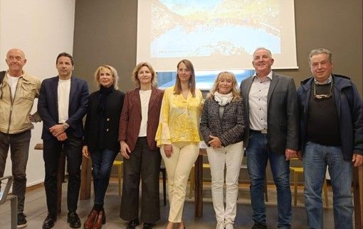 Foto di gruppo al termine della conferenza stampa di presentazione