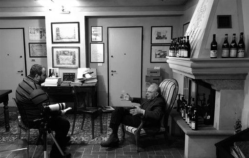 Marcello Pasquero intervista il farmacista e produttore vinicolo Giacomo Oddero (foto Bruno Murialdo)