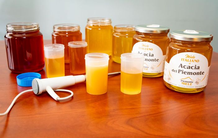 Il miele di qualità si riconosce dalle analisi Il miele di qualità si riconosce dalle analisi