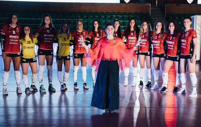 Polina Bosca ritratta con le atlete del team cuneese