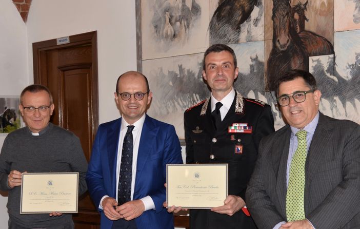 Da sx: il Vescovo di Asti Mons. Marco Prastaro, il presidente Ucid di Asti Paolo Porrino, il Ten. Col. Breda e Renato Goria, presidente della Camera di Commercio