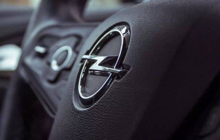 Airbag difettosi e rischio esplosione, maxi richiamo per alcuni modelli Opel