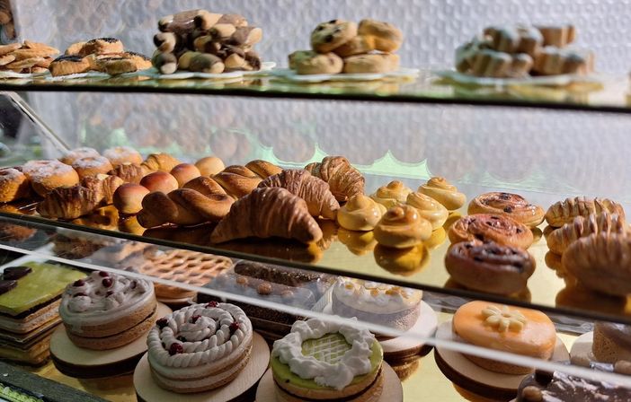 Una delle vetrine della nuova pasticceria del Presepe di Anna Rosa Nicola