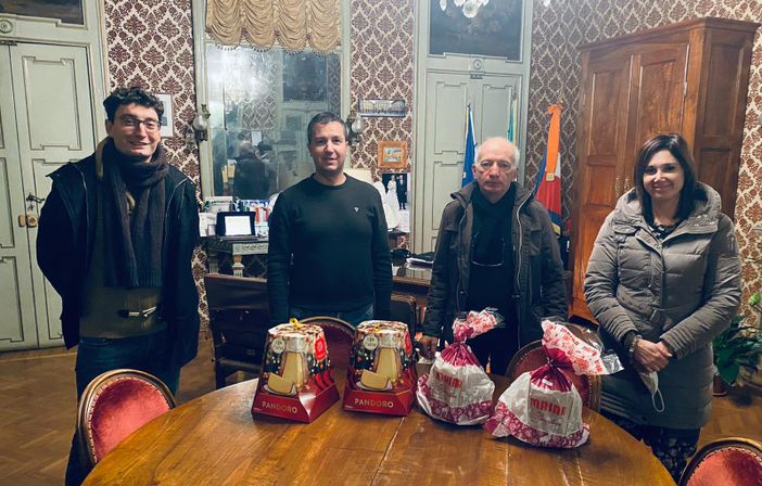 Il comune di San Damiano ha distribuito pandori e panettoni ad asili e alla Casa di riposo