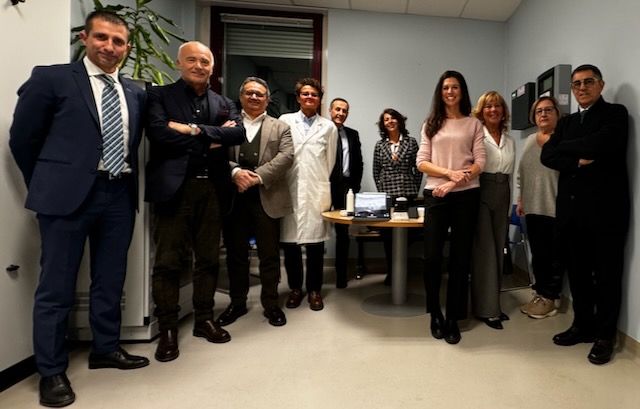 La Fondazione Astigiana per la Salute dona al Cardinal Massaia il primo ecografo palmare