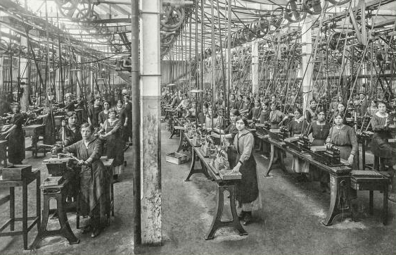 Lavoratrici della Way Assauto, riprese da Umberto Ecclesia nel 1936
