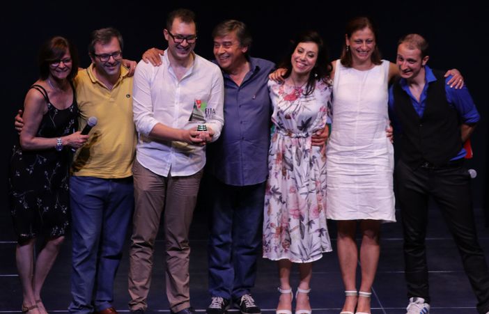 Il Presidente FITA Piemonte Raffaele Montagnoli (al centro) consegna allo Spasso Carrabile il premio per il Miglior spettacolo al concorso “Un PO di teatro 2018” a Leinì nel Giugno dello scorso anno