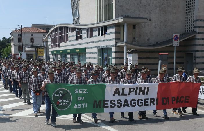 Le Penne Nere astigiane dietro allo striscione Sezionale all’Adunata del 2024 a Vicenza (Ph. Giorgio Gianuzzi)