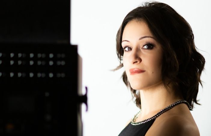 Debora Scalzo: da Asti a Hollywood, il cinema che rompe il silenzio Debora Scalzo: da Asti a Hollywood, il cinema che rompe il silenzio