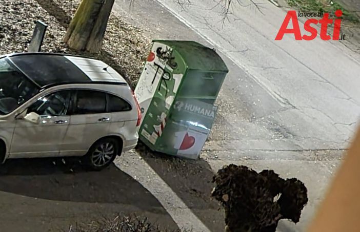 Un cassonetto vandalizzato in zona Torretta