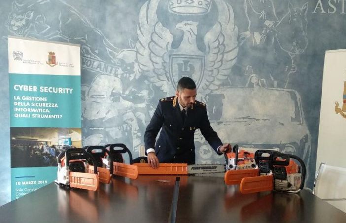 Francesco Gigante, dirigente delle Volanti, mostra una delle motoseghe sequestrate