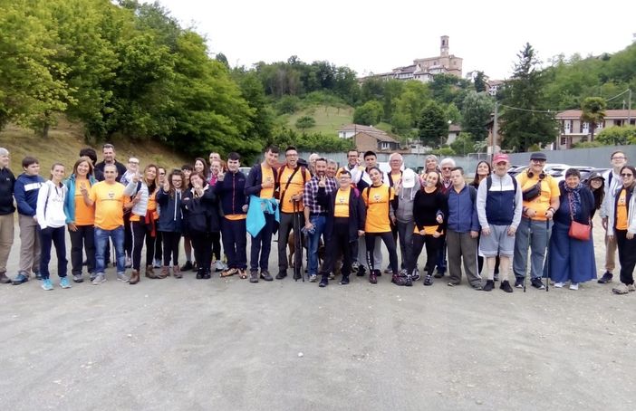 Il gruppo di partecipanti alla CamminAutismo.a Revigliasco d’Asti