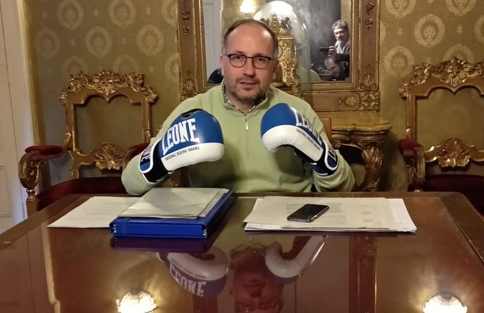 Il sindaco Rasero con indosso i guantoni da boxe che ha indossato ad inizio conferenza stampa Il sindaco Rasero con indosso i guantoni da boxe che ha indossato ad inizio conferenza stampa