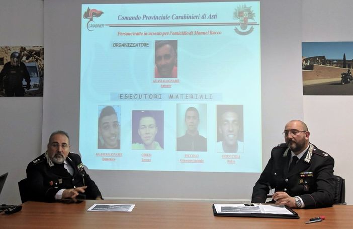 Il tenente colonnello Bernardino Vagnoni (all'epoca Comandante provinciale dell'Arma) e il maggiore Lorenzo Repetto (comandante del Nucelo Investigativo) ritratti nel corso della conferenza stampa indetta nel maggio scorso per annunciare gli arresti. Alle loro spalle le foto degli indagati Il tenente colonnello Bernardino Vagnoni (all'epoca Comandante provinciale dell'Arma) e il maggiore Lorenzo Repetto (comandante del Nucelo Investigativo) ritratti nel corso della conferenza stampa indetta nel maggio scorso per annunciare gli arresti. Alle loro spalle le foto degli indagati
