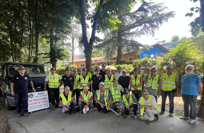 Il gruppo degli Alpini che hanno contribuito alla pulizia del Il gruppo degli Alpini che hanno contribuito alla pulizia del