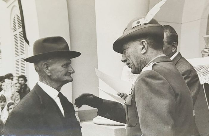 Conferimento cavalierato di Vittorio Veneto ad un reduce da parte del generale Reisoli-Mathieu