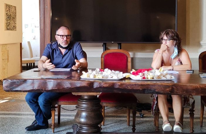 Il sindaco Cavallero ritratto con la sua vice Tanya Arconi