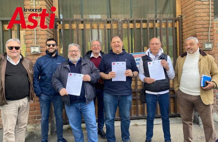 Foto di gruppo per gli esponenti sindacali a margine della conferenza stampa