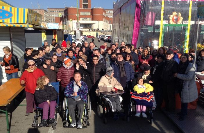Il sindaco Rasero con il folto gruppo di partecipanti, accompagnati da educatori e famigliari Il sindaco Rasero con il folto gruppo di partecipanti, accompagnati da educatori e famigliari